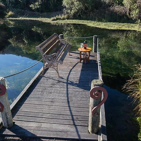 Koru Beachfront Holiday Cabins & Hot Tub Barrytown Esterno foto