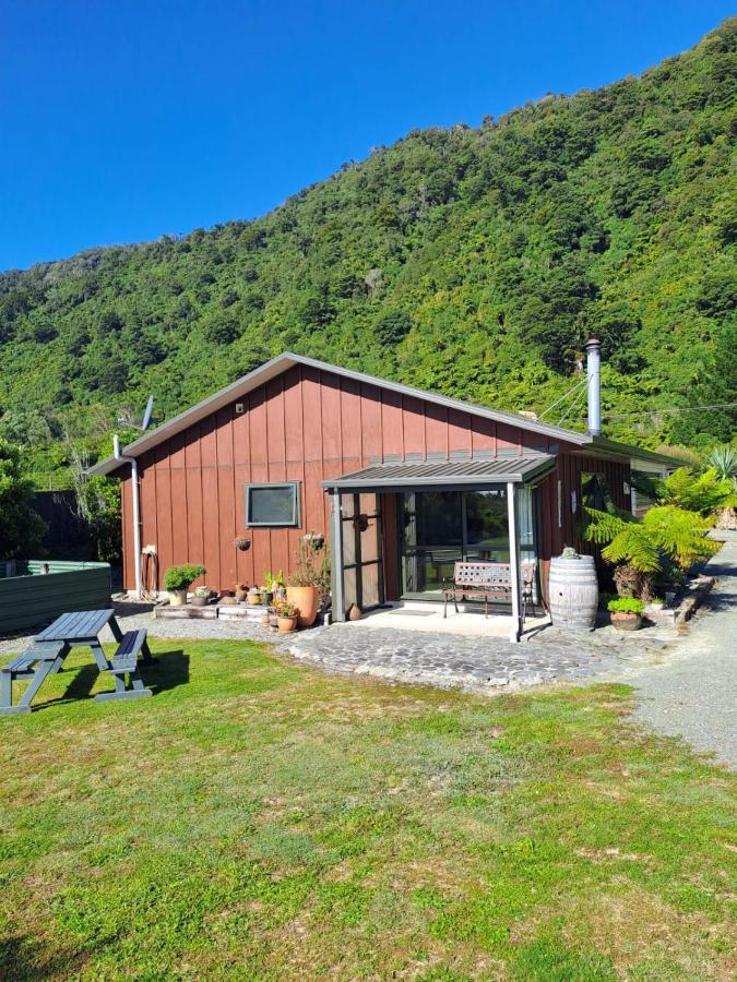 Koru Beachfront Holiday Cabins & Hot Tub Barrytown Esterno foto
