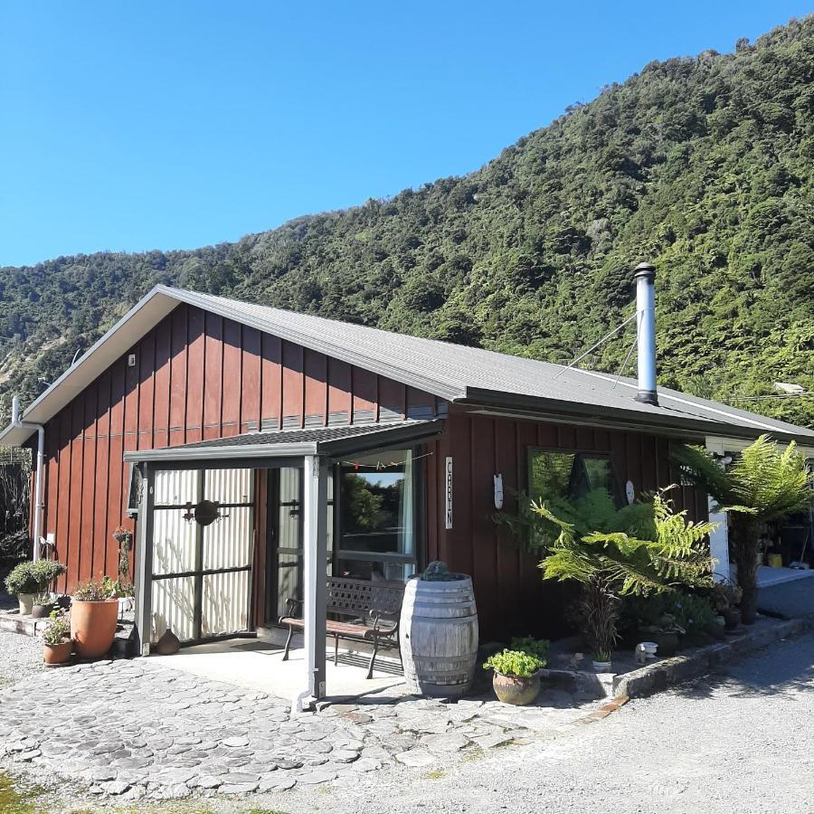 Koru Beachfront Holiday Cabins & Hot Tub Barrytown Esterno foto