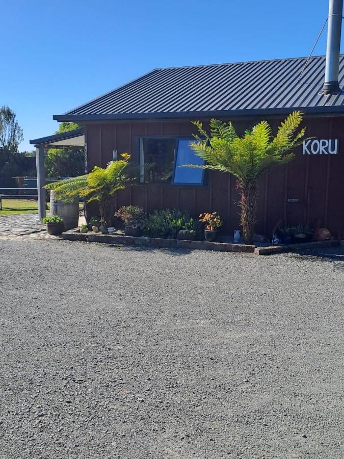 Koru Beachfront Holiday Cabins & Hot Tub Barrytown Esterno foto