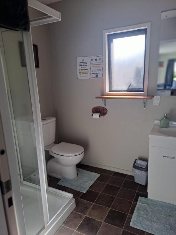 Koru Beachfront Holiday Cabins & Hot Tub Barrytown Esterno foto
