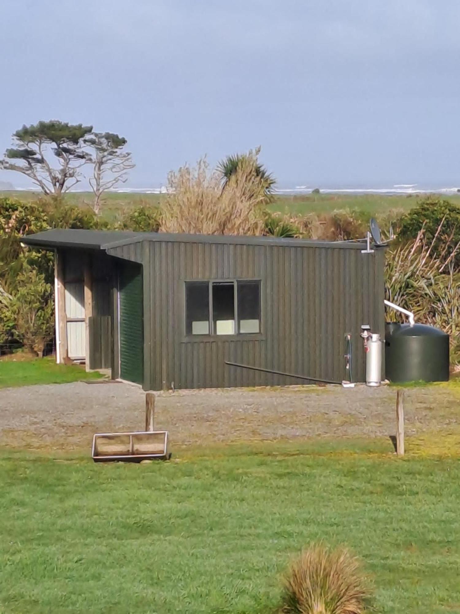 Koru Beachfront Holiday Cabins & Hot Tub Barrytown Esterno foto