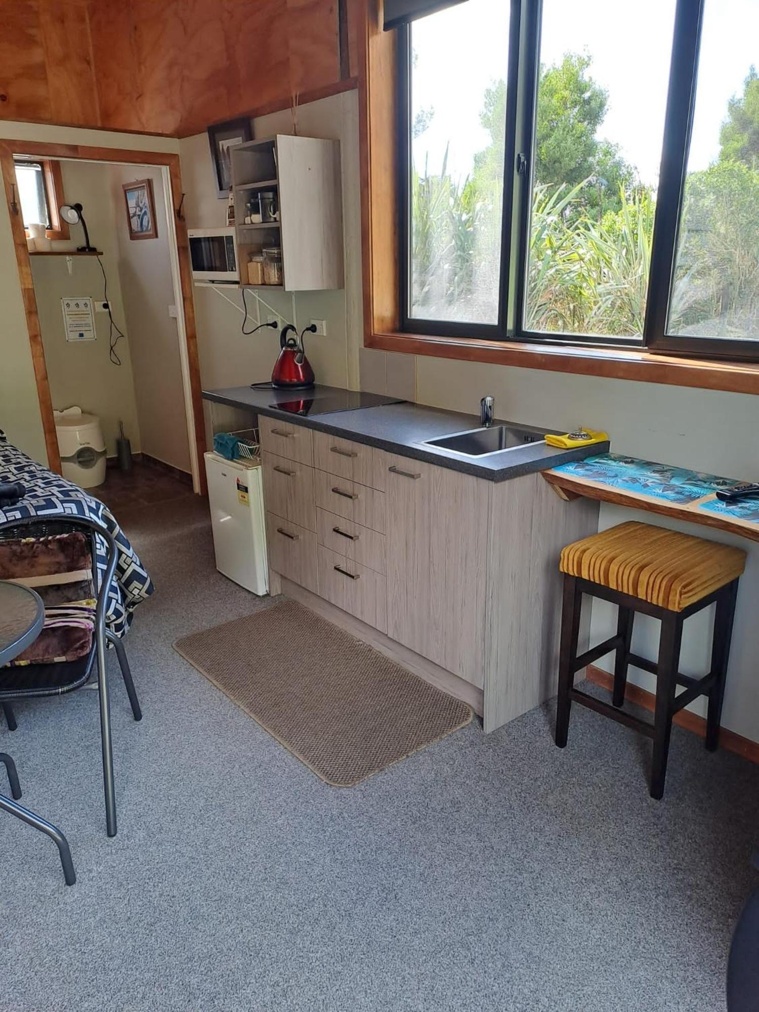 Koru Beachfront Holiday Cabins & Hot Tub Barrytown Esterno foto