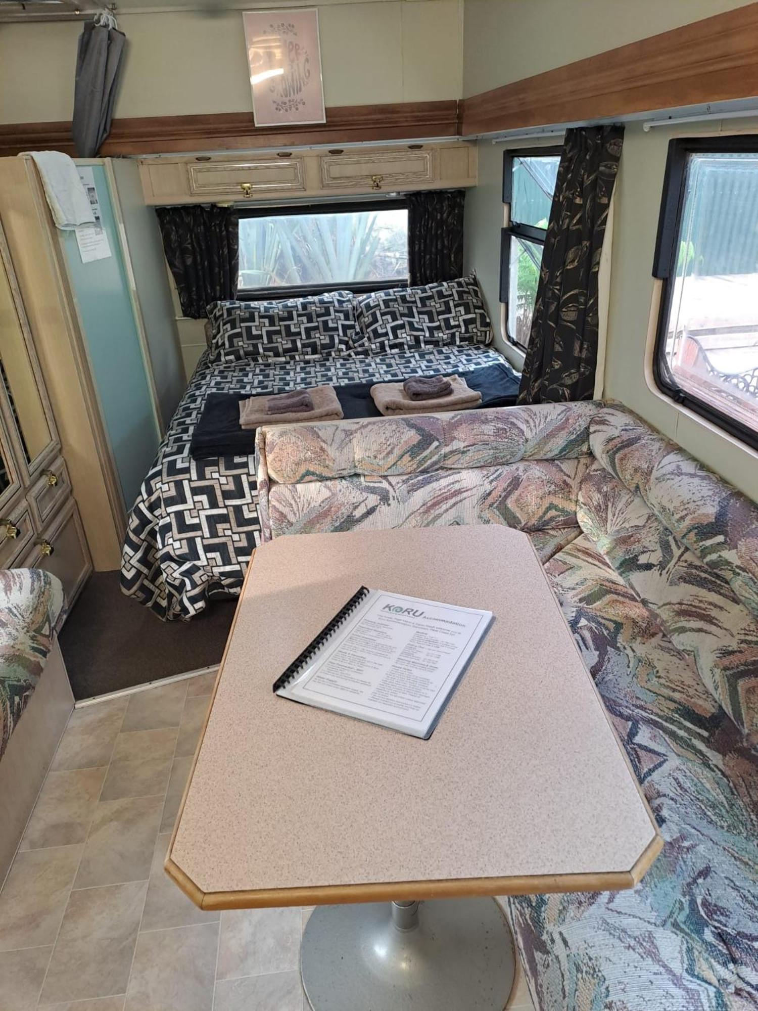 Koru Beachfront Holiday Cabins & Hot Tub Barrytown Esterno foto
