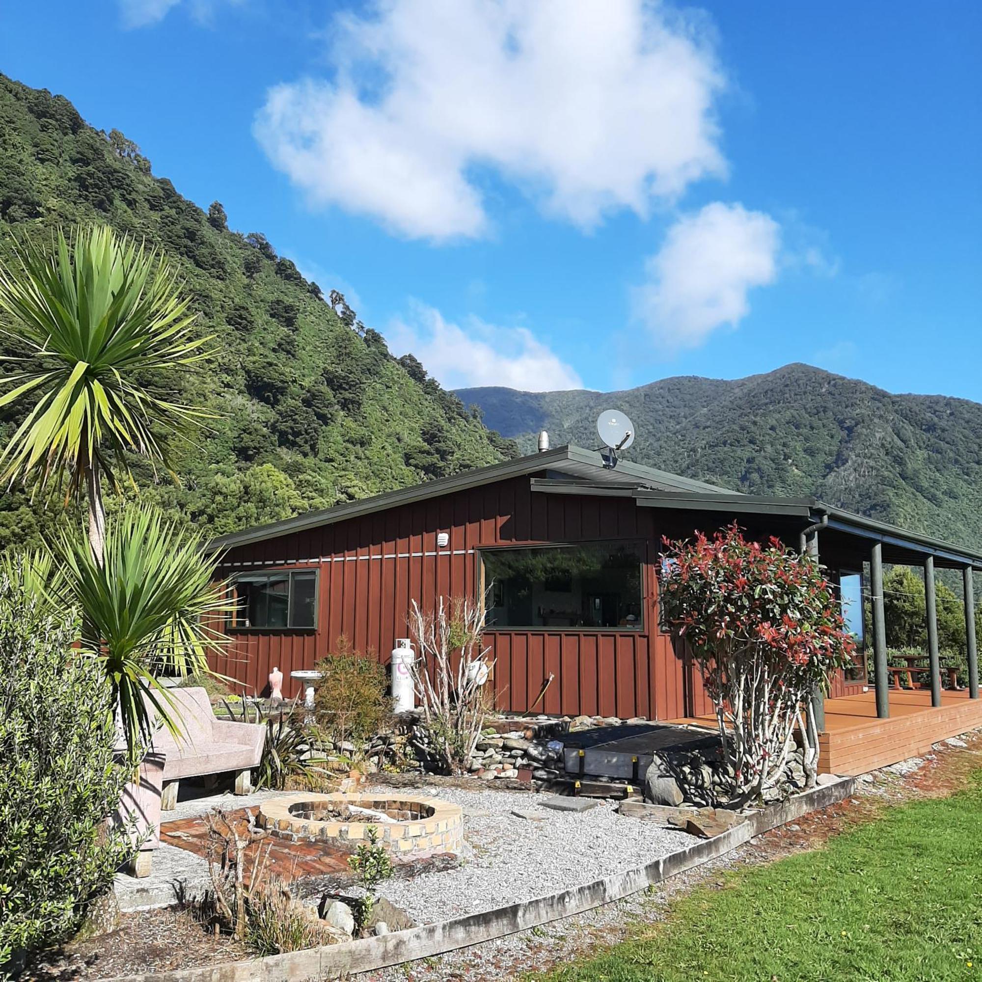 Koru Beachfront Holiday Cabins & Hot Tub Barrytown Esterno foto