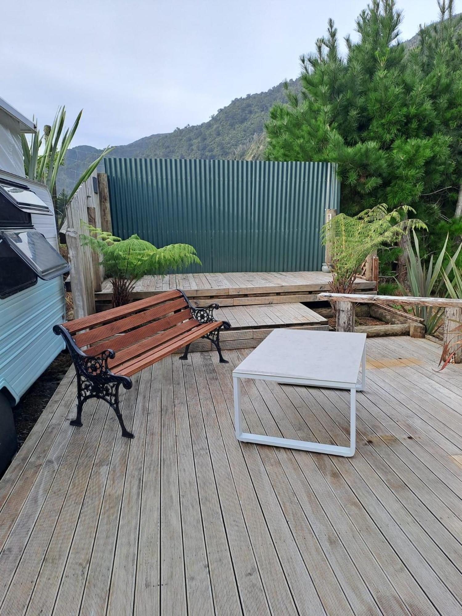 Koru Beachfront Holiday Cabins & Hot Tub Barrytown Esterno foto