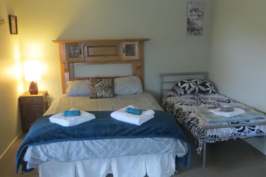 Koru Beachfront Holiday Cabins & Hot Tub Barrytown Esterno foto