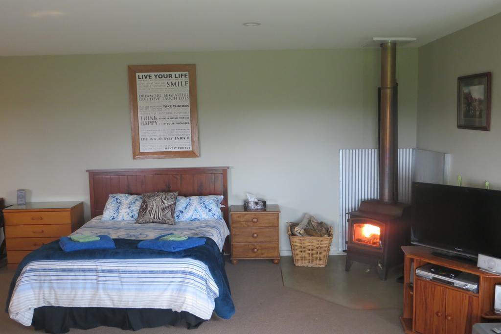 Koru Beachfront Holiday Cabins & Hot Tub Barrytown Esterno foto