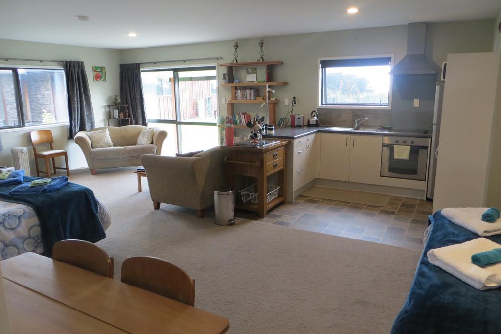 Koru Beachfront Holiday Cabins & Hot Tub Barrytown Esterno foto