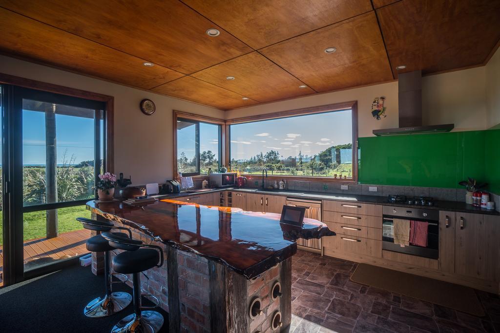 Koru Beachfront Holiday Cabins & Hot Tub Barrytown Esterno foto