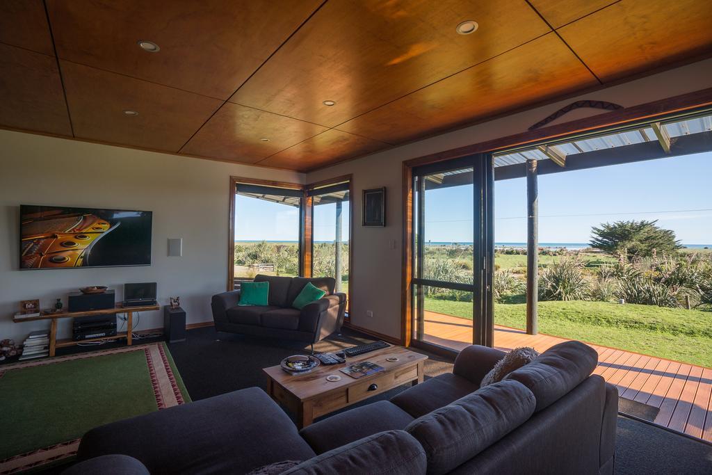 Koru Beachfront Holiday Cabins & Hot Tub Barrytown Esterno foto