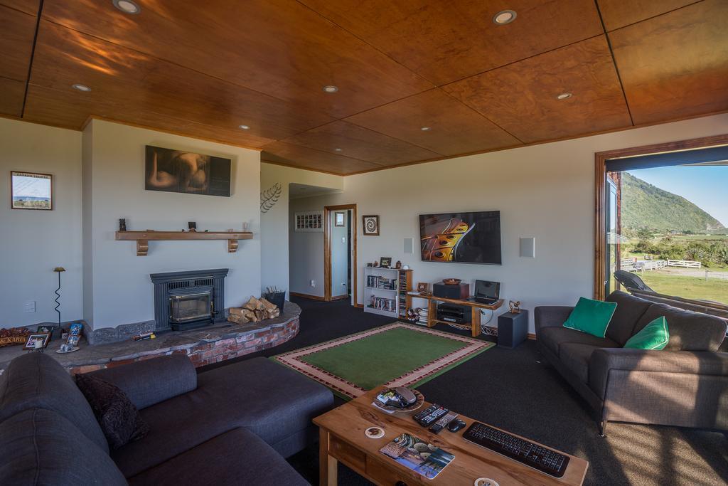 Koru Beachfront Holiday Cabins & Hot Tub Barrytown Esterno foto