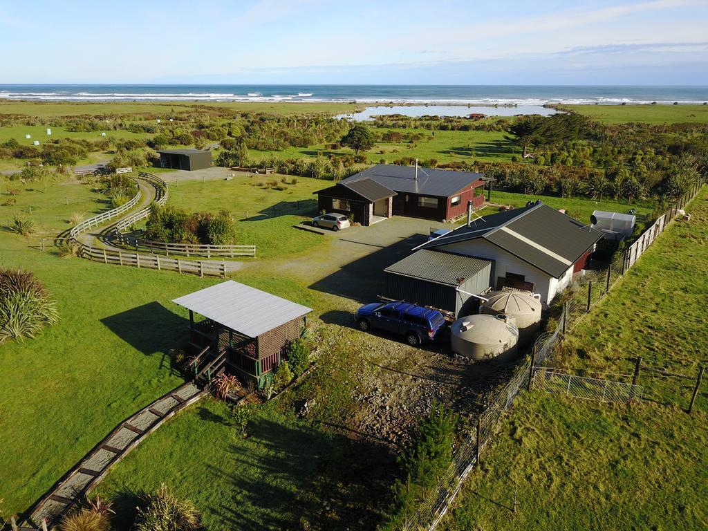 Koru Beachfront Holiday Cabins & Hot Tub Barrytown Esterno foto